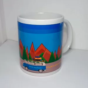 Mug blanco con diseño de la van de books and travel