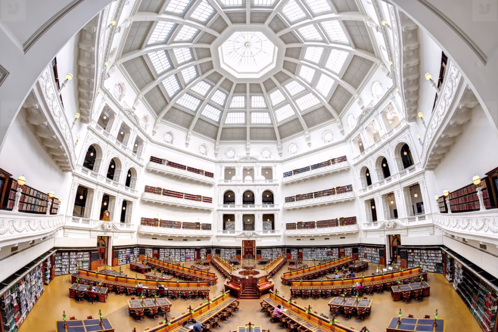 Vista superior de la cúpula y sala de lectura octogonal La Trobe en la Biblioteca Estatal de Victoria en Melbourne