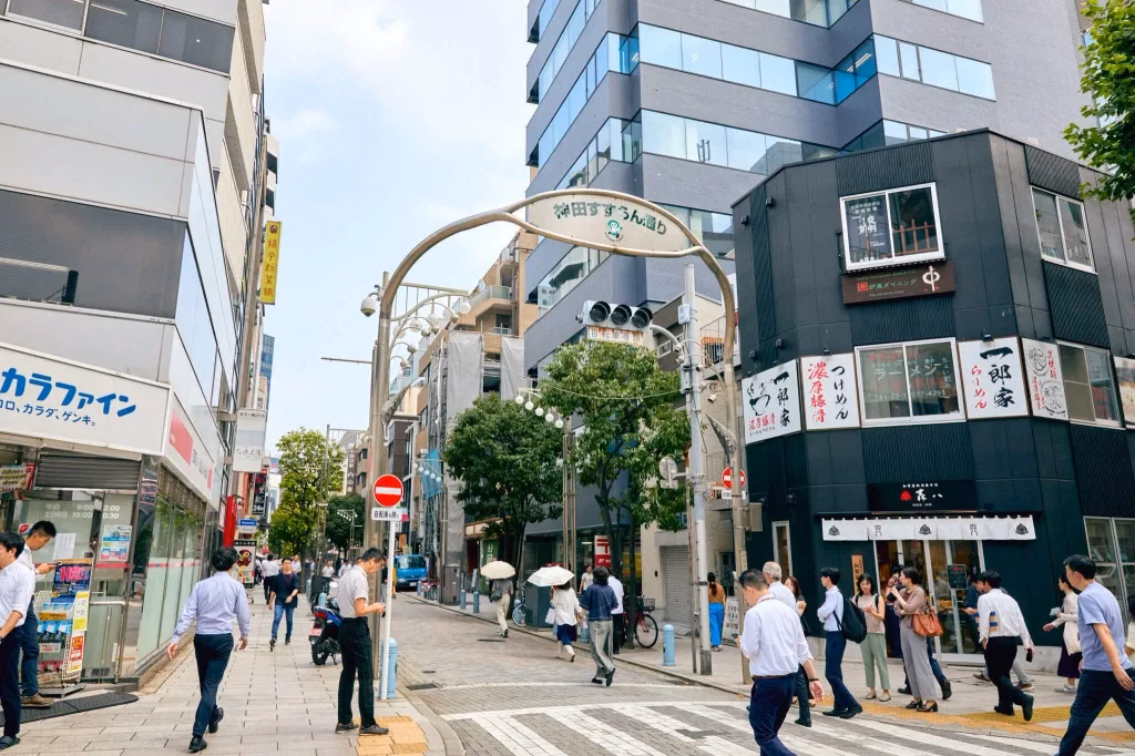 Estantes de libros usados en una calle del barrio de Jimbocho en Tokio, la famosa ciudad de los libros ideal para viajes literarios.